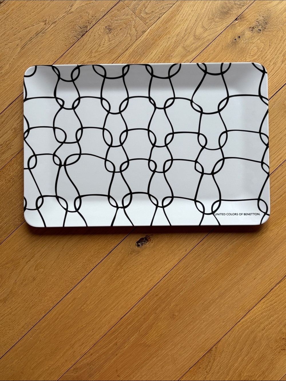 United Colors of Benetton White Tray with Black Geometric Loop Pattern